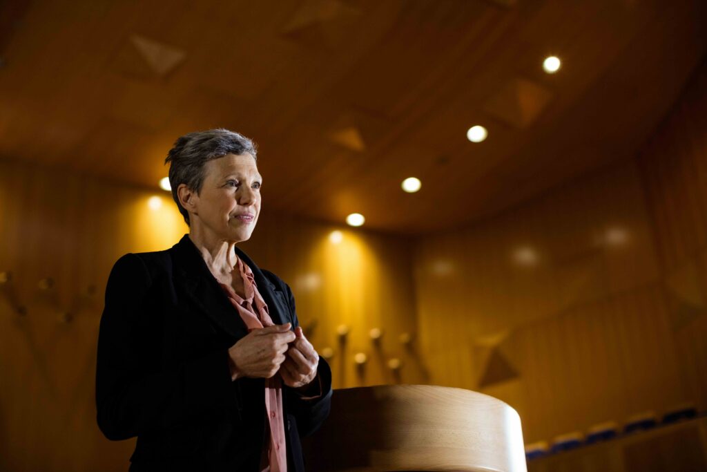 Ejecutiva dando un discurso en un entorno corporativo, ejemplo de formación de portavoces y comunicación corporativa eficaz