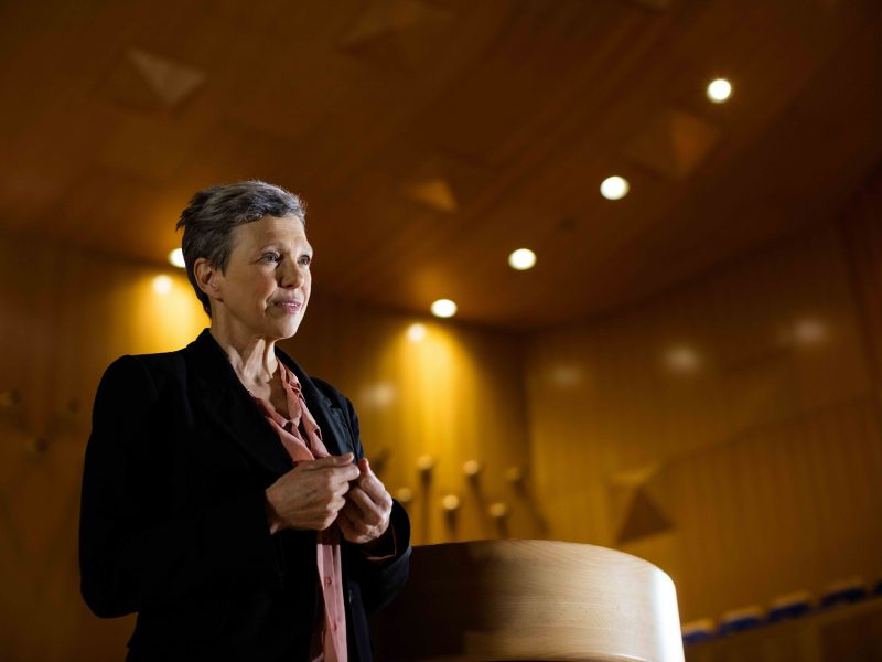 Ejecutiva dando un discurso en un entorno corporativo, ejemplo de formación de portavoces y comunicación corporativa eficaz